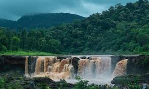 Saputara waterfall surrounded by greenery during monsoon, a scenic spot in Gujarat and one of the peaceful places to visit in monsoon in India.